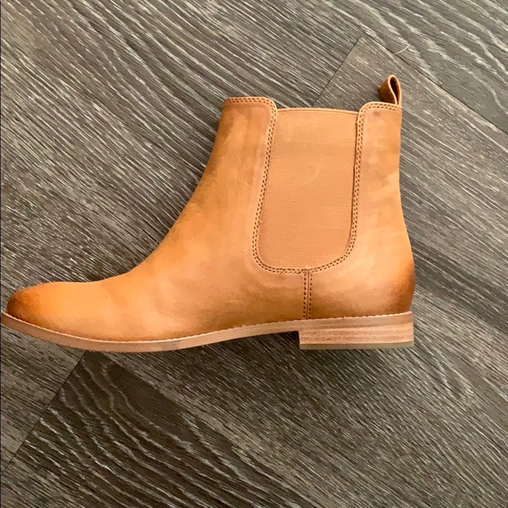 New, never worn Frye Anna Chelsea Boots. Size 9